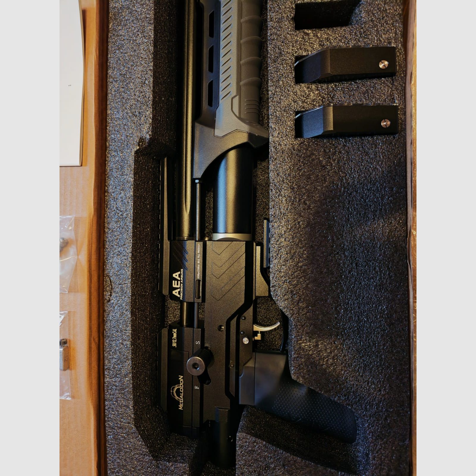 GoGun AEA Megalodon F-Serie 7,5 Joule | Kaliber .50 Luft / PCP karabin | z JADS podwójnym zbiornikiem | 2x 12 nabojowe magazynki aluminiowe | + wkładki stabilizujące do chwytu | z akcesoriami i fakturą