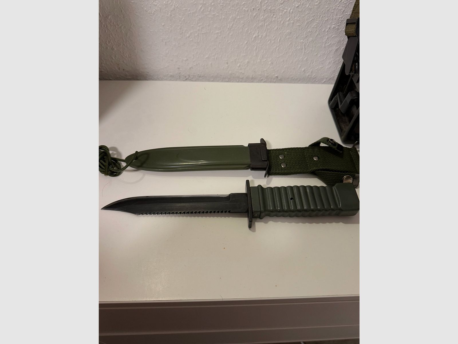 Baïonnette militaire / couteau de combat avec denture de scie + fourreau – pièce de collection