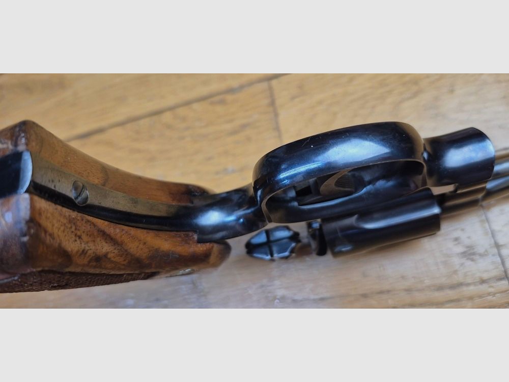 Bellissimo revolver Smith&Wesson modello 10-5 – Il diretto discendente del Hand Ejector Military & Police del 1899 – Arma leggendaria per la polizia e il tiro, una delle stelle di Springfield – Arma del 1968 – Bellissima finitura – Meccanica eccellente – Ottima canna – Eccellente arma da stand con un passato glorioso – TBE/TBE+, immagine 12 di 25