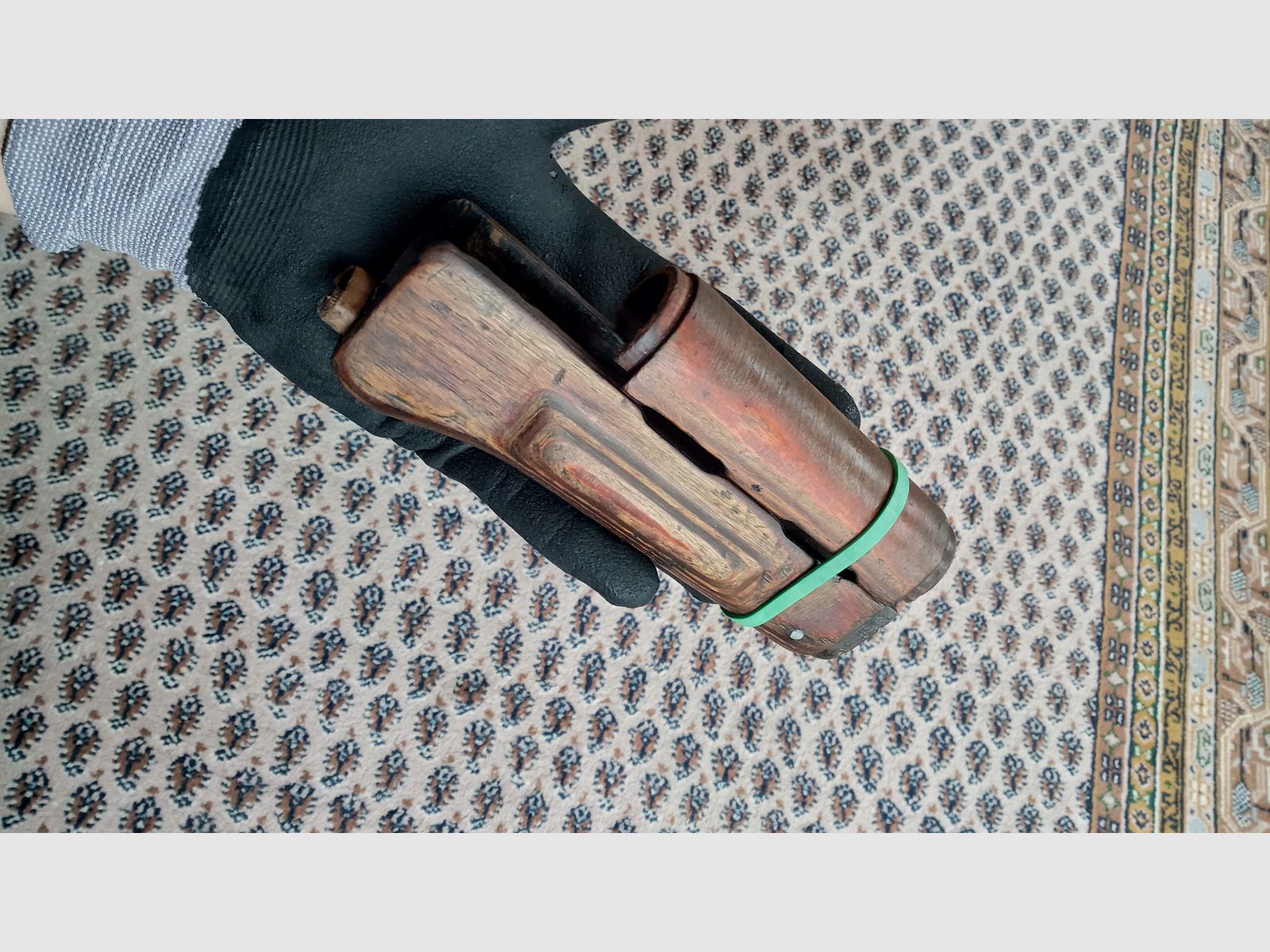 Ancien protège-main AK en contreplaqué ajusté dans un AK fraisée, idéal pour Yunker Co2 ou GSG Cybergun.