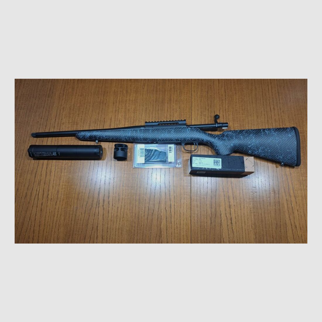 HOWA Repetierbüchse HOWA 1500 Superlite mit Carbonschaft , Schalldämpfer A TEC 45 mit Bremse, Ersatzmagazin