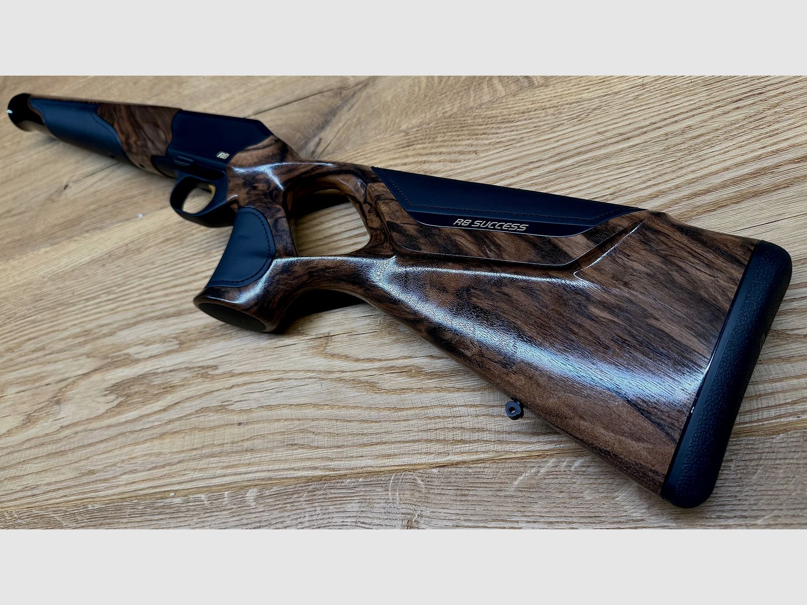 Blaser R8 Success Leder Schaft mit System / Holzklasse 6 / Leder schwarz / Goldelemente