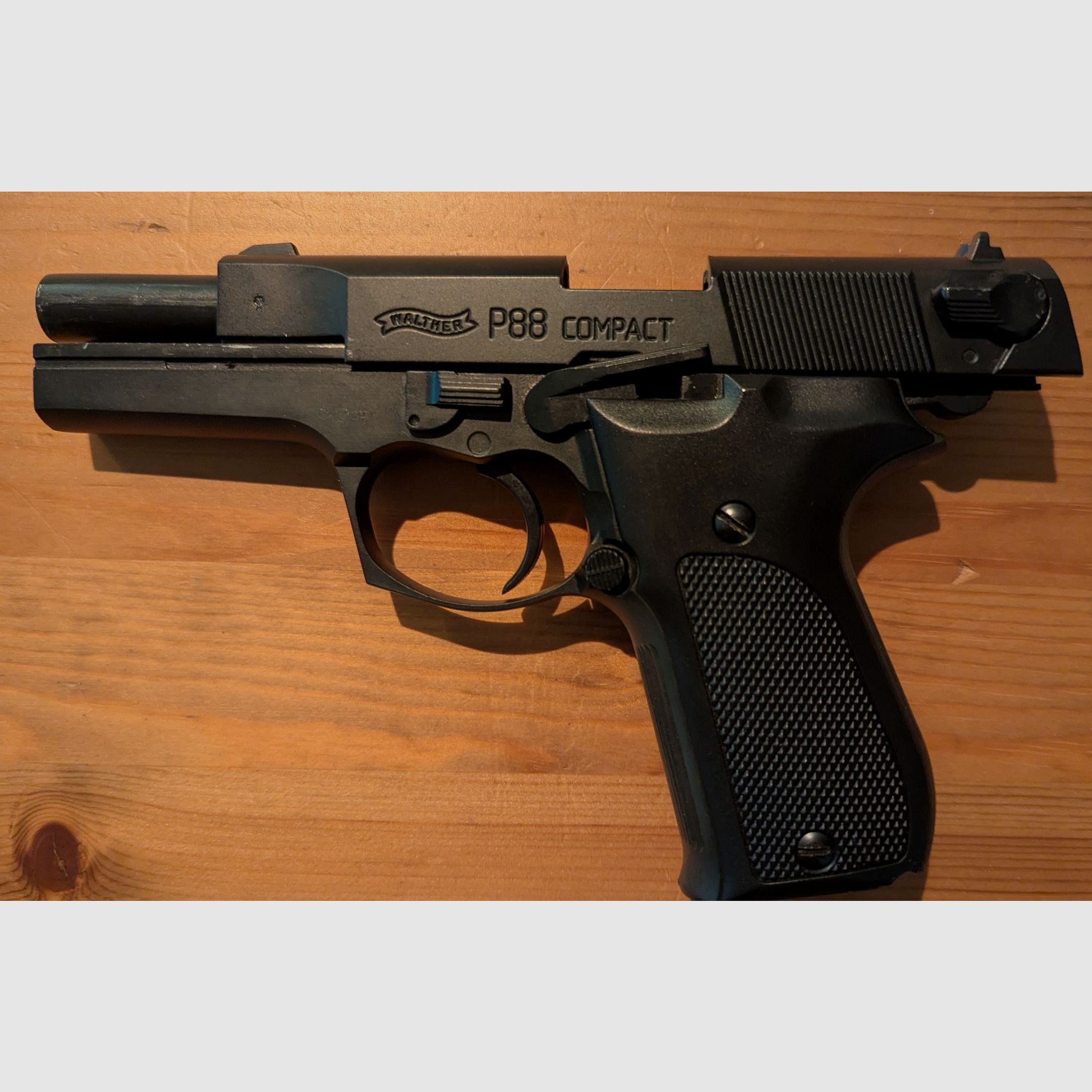 Umarex Walther P88 Compact 9mm Schreckschuss inkl. Holster, Ersatzmagazin, Abschussbecher, Reinigungsbürste, Transportkoffer und Ersatzteilset.