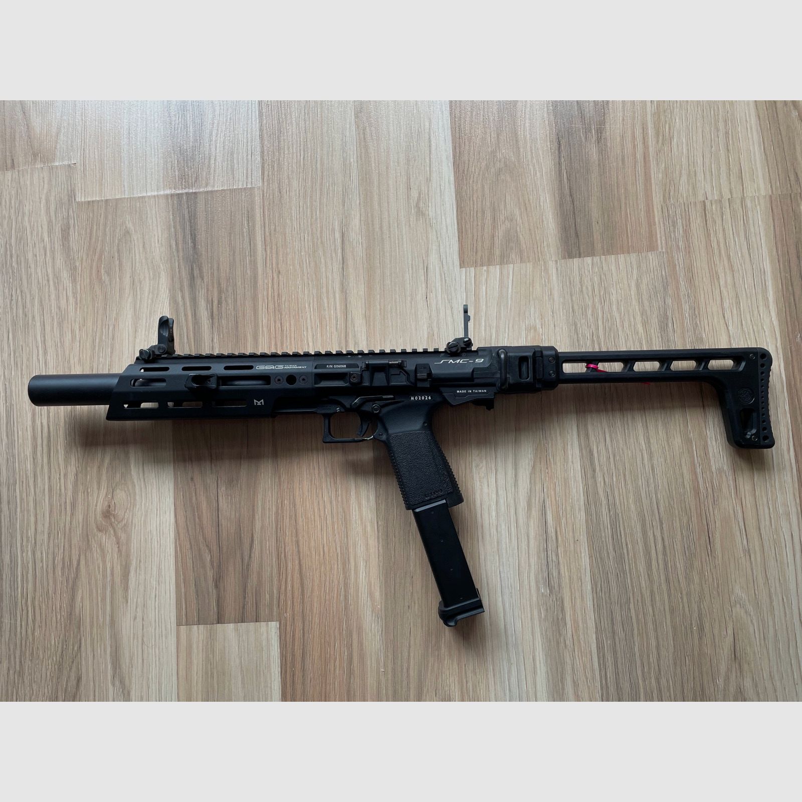 Airsoft G&G SMC9 with sight and a total of 6 magazines.