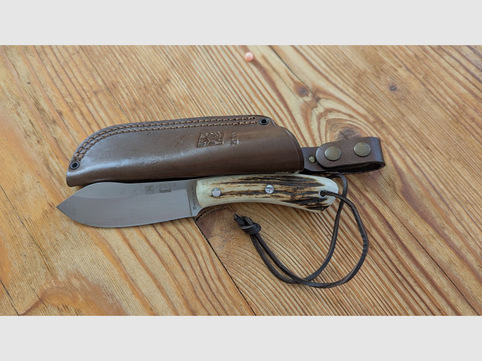 Joker Nessmuk Bushcraft- & Jagdmesser mit Hirschhorngriff und Danglerscheide