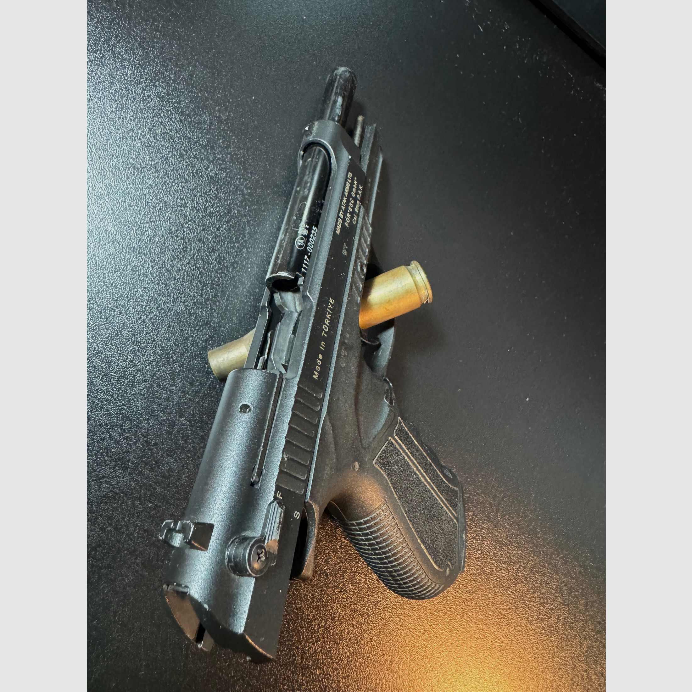 Zoraki 918 9 mm P.A.K. incluye maletín, cargador de repuesto y (multitud) lanzador