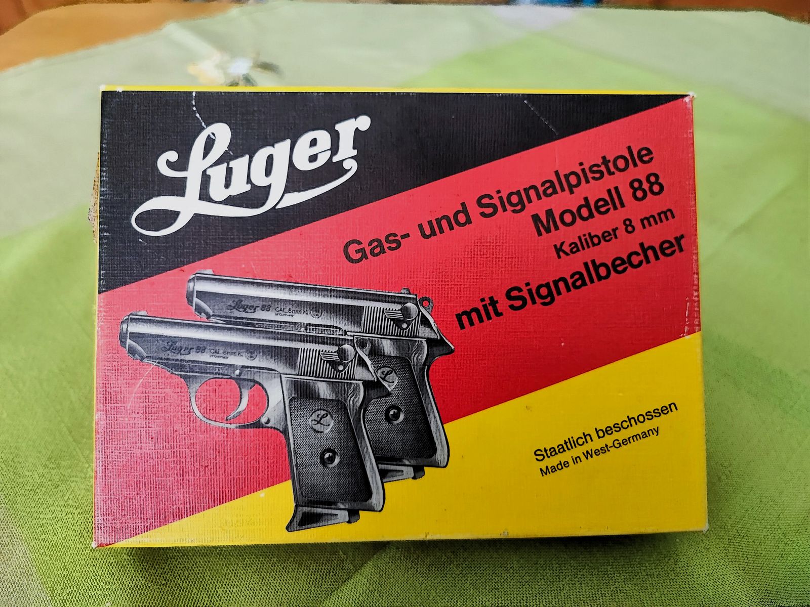 Luger 88 - 8 mmK PTB 414 aus der Röhm-Fertigung mit Holzgriffschalen, Lederholster, Munition
