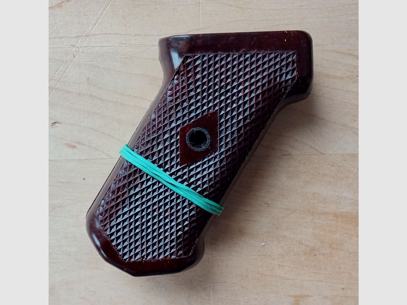 Original AK47 Typ 1 Griff aus Bakelit / zusammengehörige Griffschalen