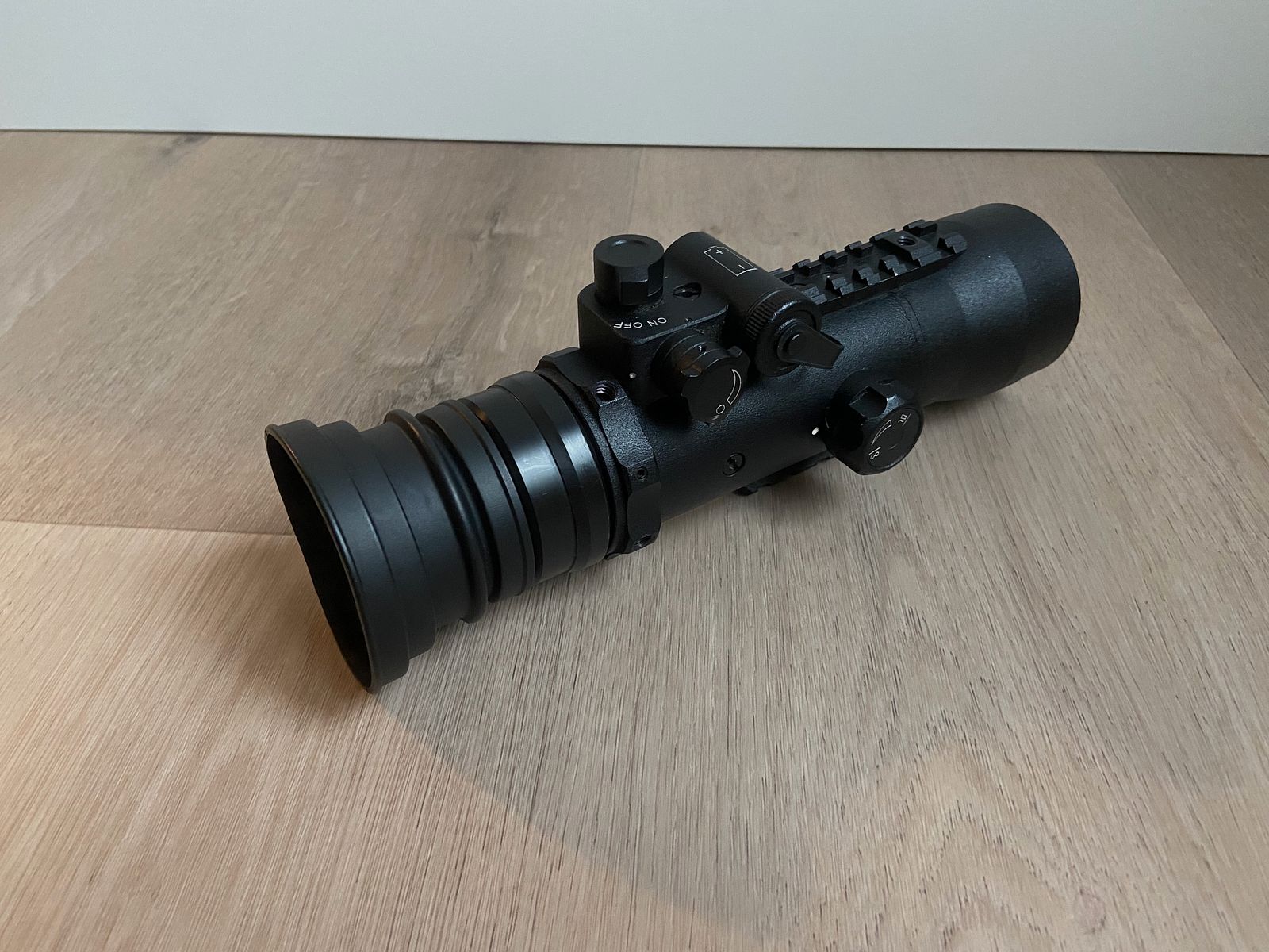 Dipol DN34 Pro z lampą podczerwieni (laser IR)