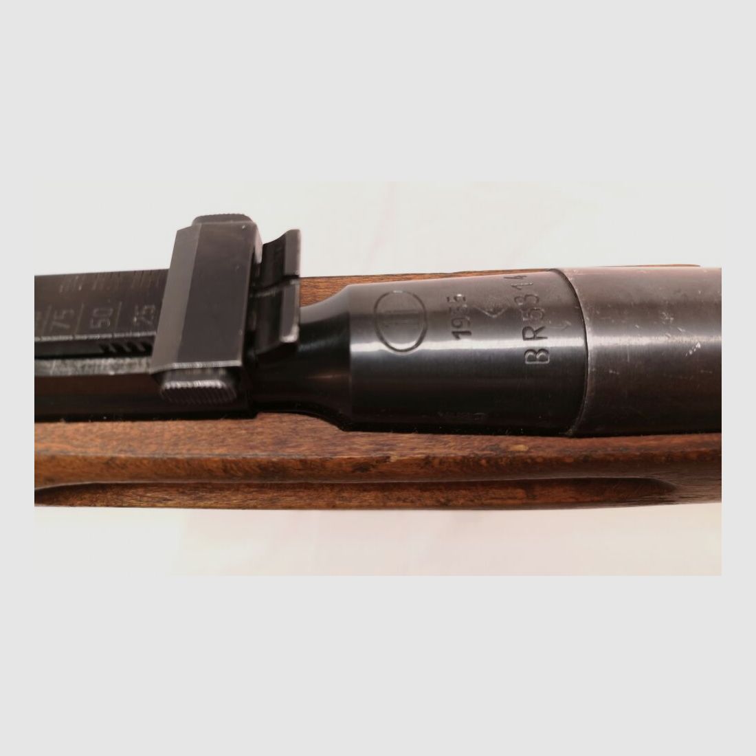 Karabin treningowy Mosin Nagant - karabin treningowy, z numerami zgodnymi, przedni metalowy uchwyt w kolorze brązowym.