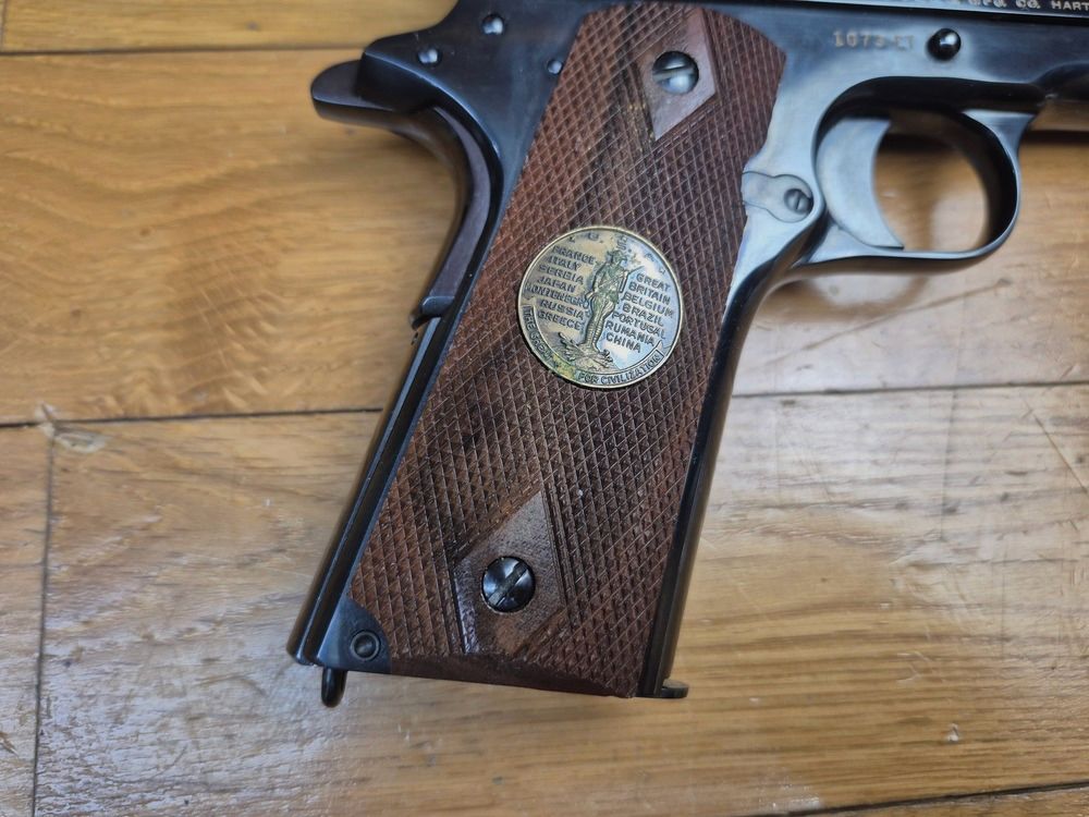 UNIQUE! Rarissime Colt 1911 (nicht 1911 A1) – Gedenkstück zur Schlacht von Château-Thierry 20. Juli 1918 – Waffe von 1968 – Außergewöhnliche Qualität in Pre Series 70 – Luxuriös graviert und brüniert und 100% funktionsfähig – Rarität in Europa in seiner Original-Präsentationsbox – Neuwertiger Zustand!, Bild 26 von 33
