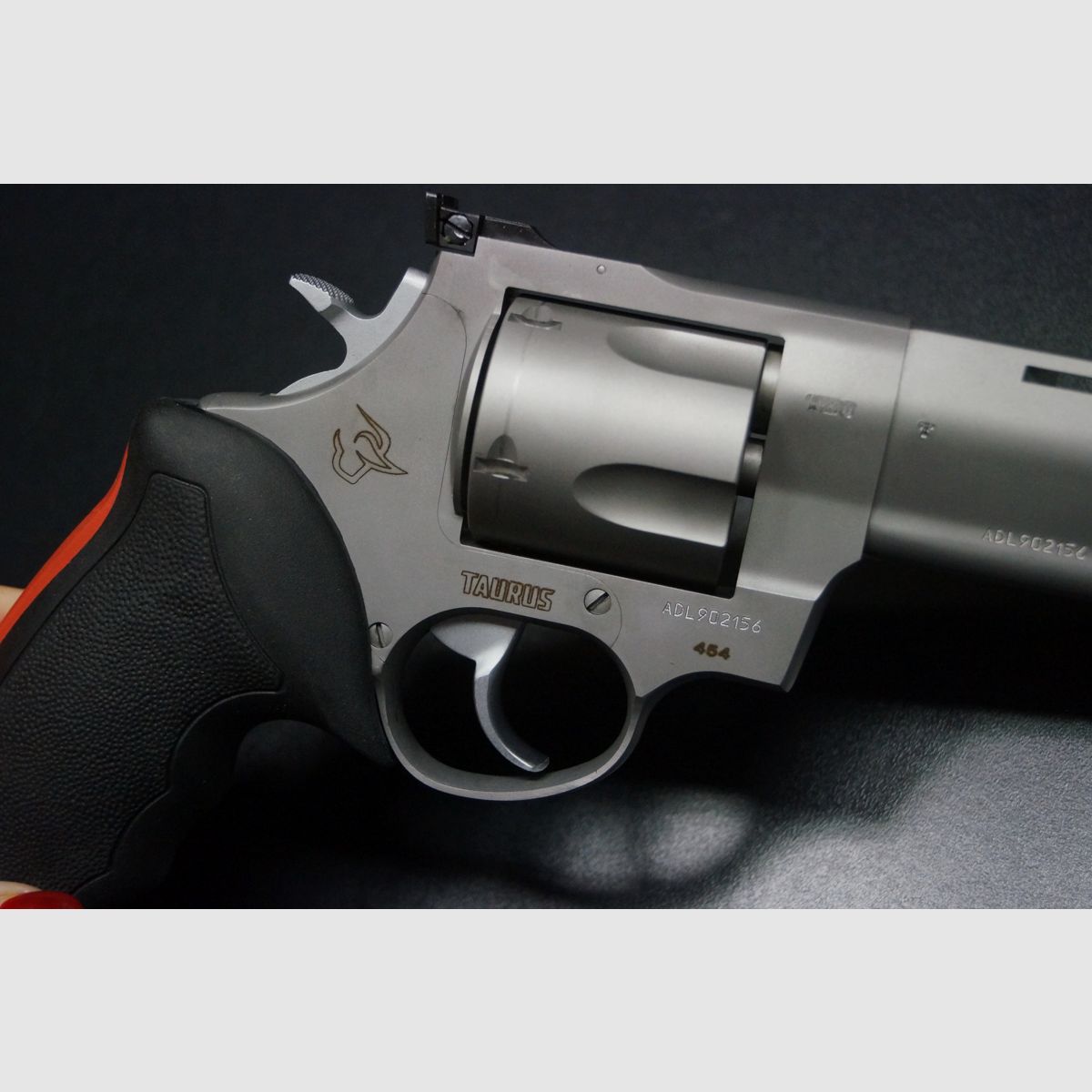 Taurus Raging Bull, Bild 3 von 6