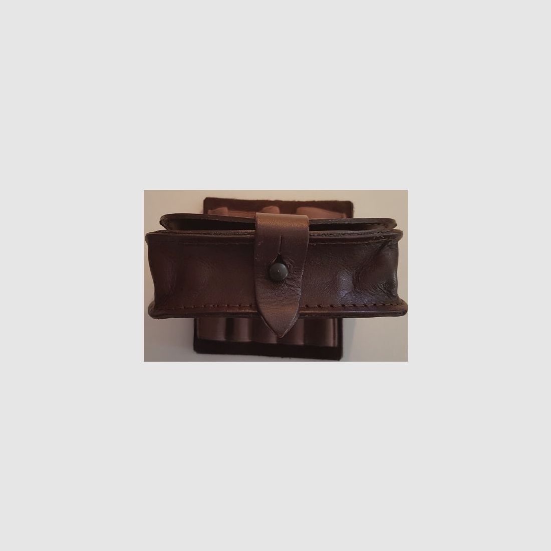 Estuche para cartuchos AKAH con borde perfilado de cuero genuino