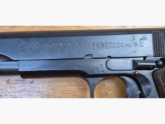 Sehr schöner Pistol Star B – Der gelungenste Klon des 1911 – Kal. 9 x19 – Waffe, die von der Wehrmacht übernommen wurde – Sehr schöne Fertigung aus Eibar von 1943 – Militärwaffe – Mechanischer und ästhetischer Zustand mehr als sehr schön – TBE++/TBE+++