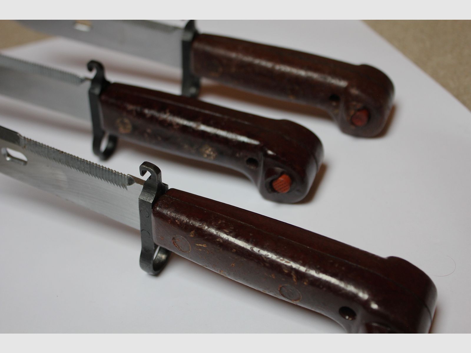 3 Rumänische 6h3 (6x3) AK Bajonette komplett inkl. Gummi Isolator und Leder Frosch  // AKM Bakelit Vintage