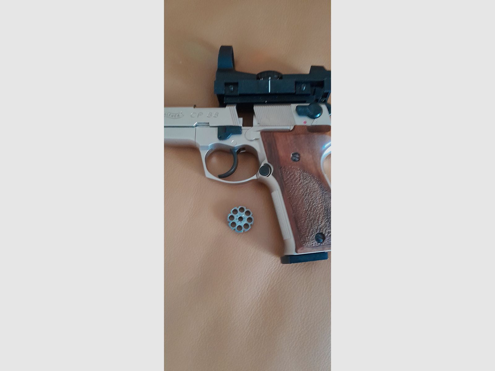 Vernickelte Walther CP88, CO2-Pistole, mit Echtholzgriffschalen und Rotpunktvisier