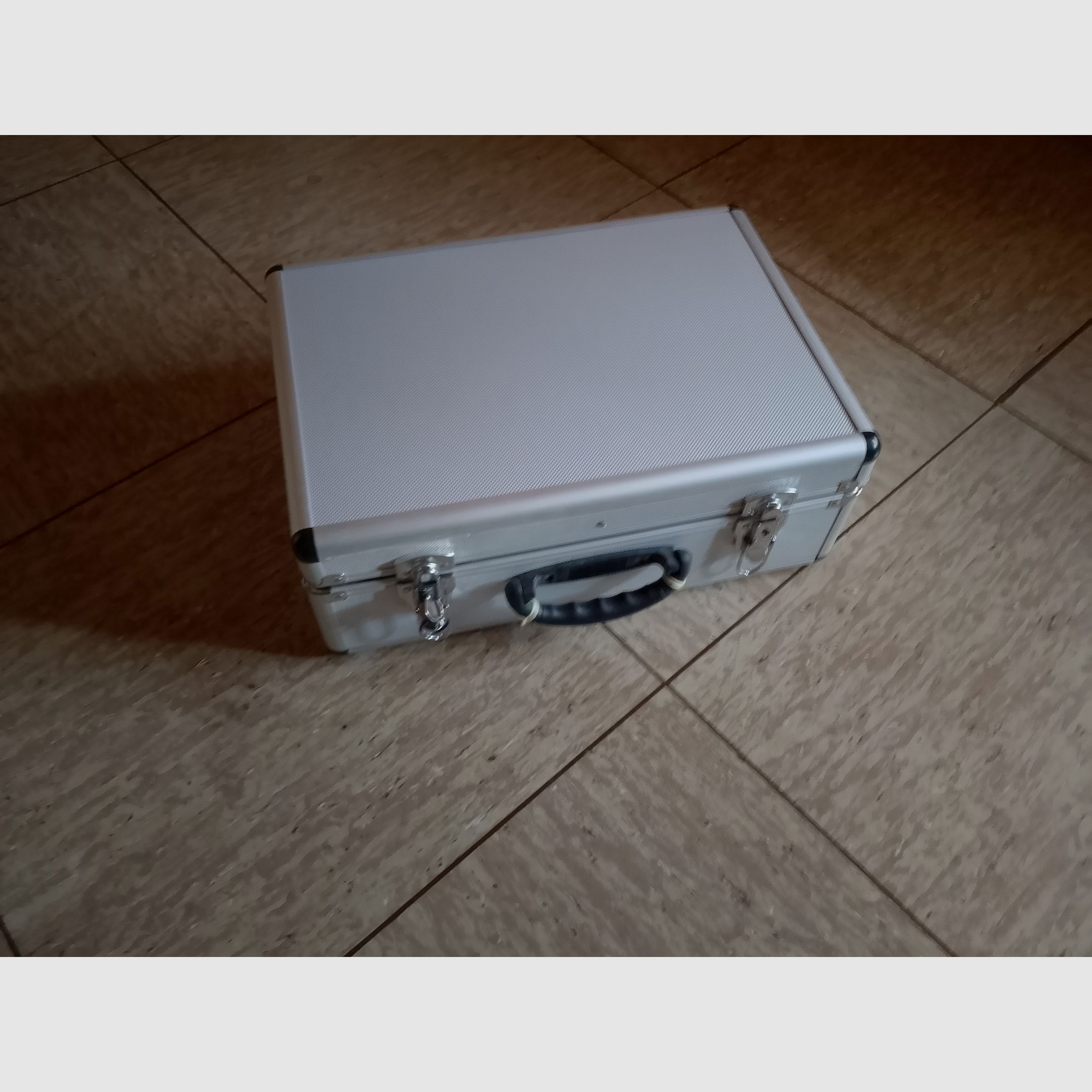 Weapon case case for 6 weapons or less aluminum silver lock key