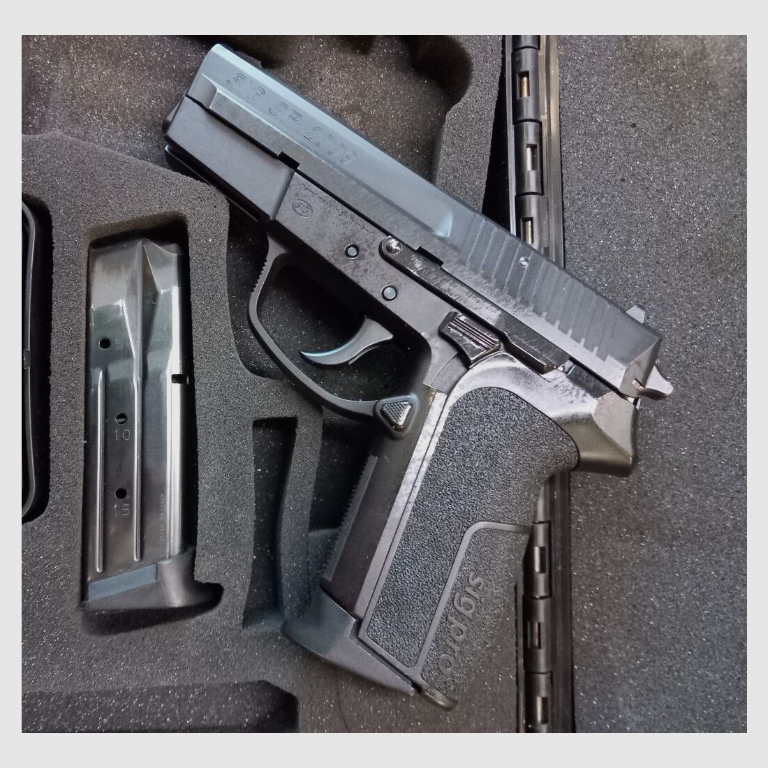 Pistole 9mmLuger Sig Pro SP2009 mit Reservemagazin und Koffer SIG Pro, Bild 1 von 3