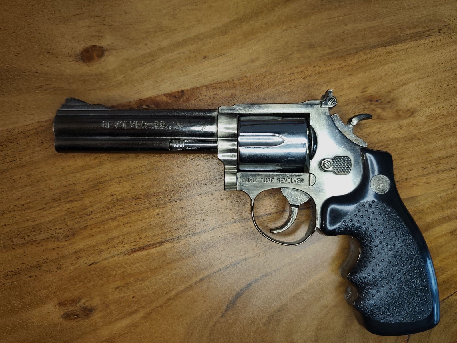 Deko Feuerzeug Revolver Colt 1851 mit  Ständer