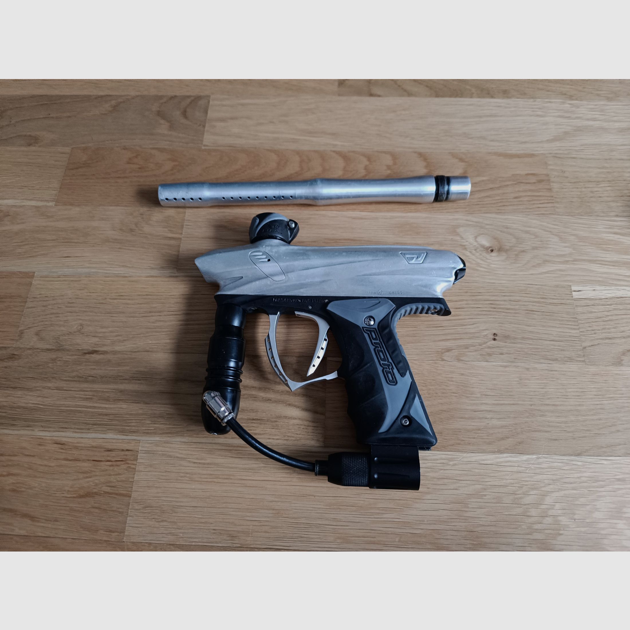 Proto PMR 7, Paintballmarker with various equipment