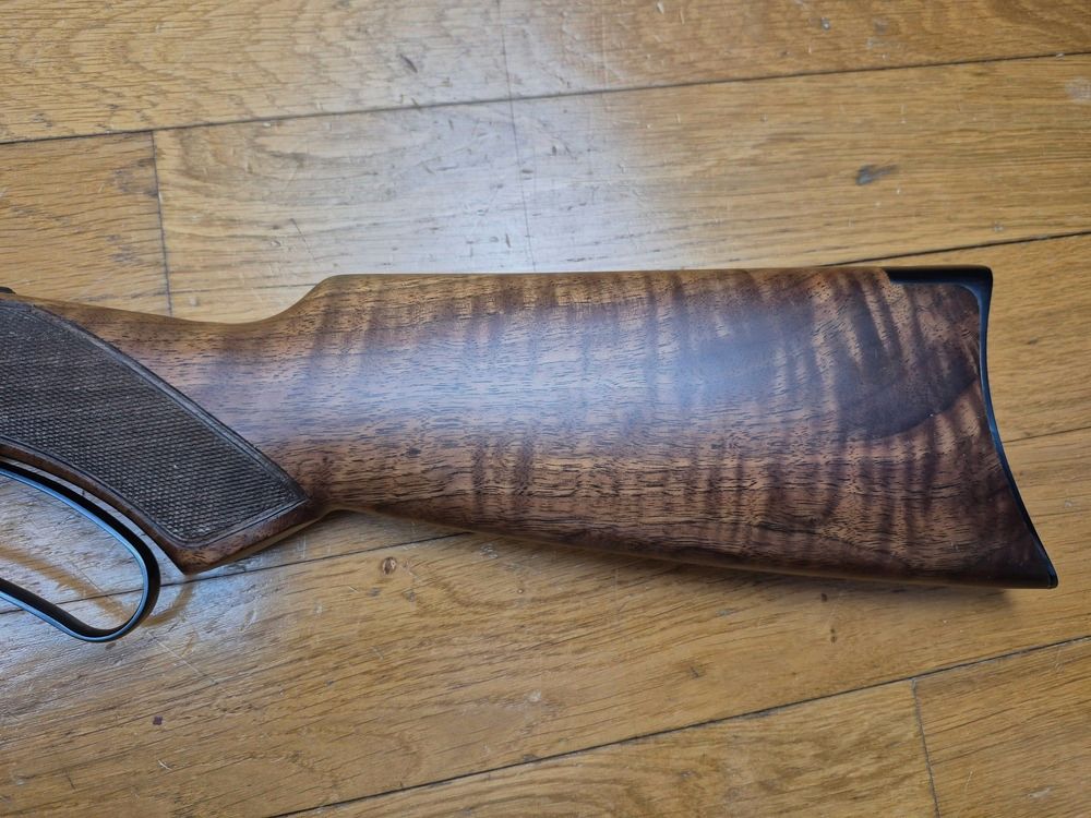 Espléndida "carabina" Winchester 1892 – Versión "rifle" / escopeta de cañón octogonal – Raro modelo Take down – Cal. .44-40 con 10+1 disparos – Acabados Miroku Japón – Serie limitada de 2 x 251 ejemplares – Hermosa madera de nogal de grado V o VI – Caja original con documentos y candado – Nunca disparada – Arma nueva – TBE++++, imagen 30 de 39