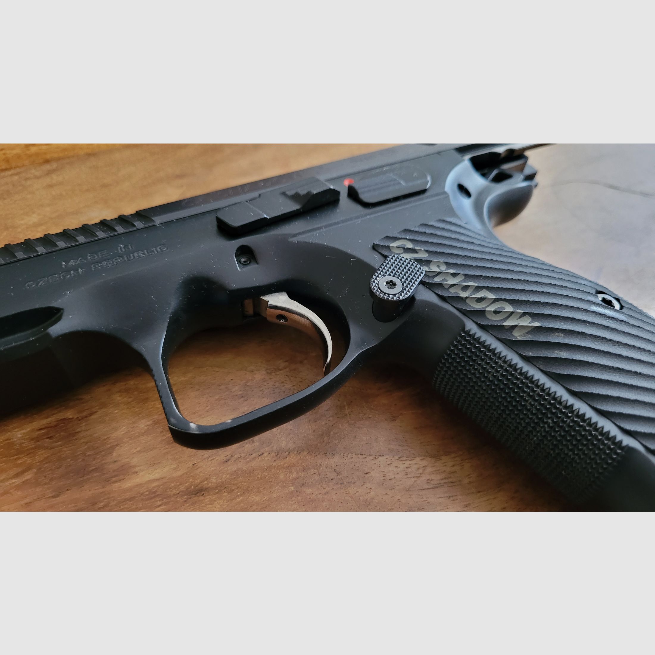 CZ Shadow 2 mit 4 Magazinen + LokGrip Griffschalen in OVP
