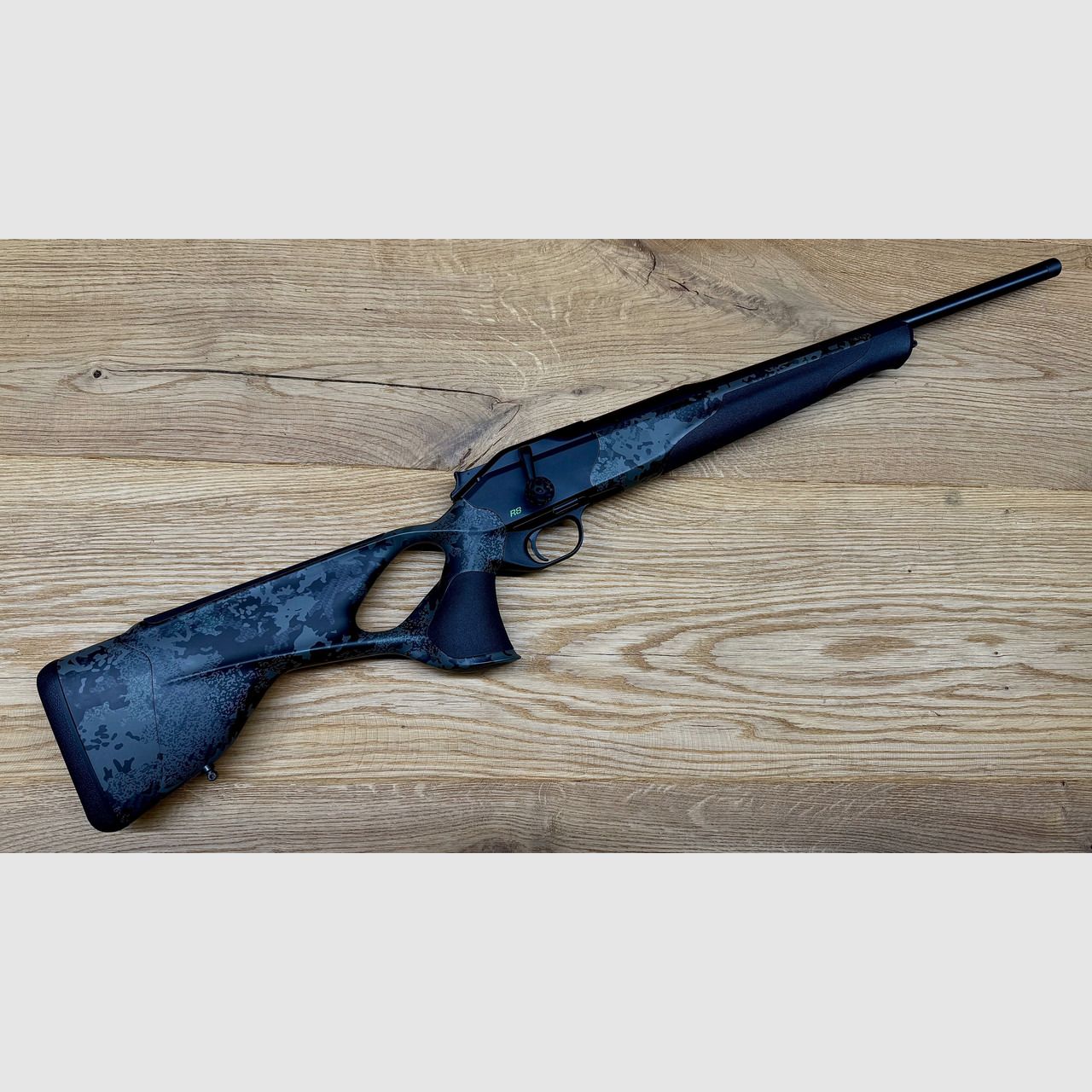Blaser R8 Custom Carbon Huntec-Camo / Elastomereinlagen / gekürzter Lauf / Mündungsgewinde / Logo giftgrün // TRAUMWAFFE 