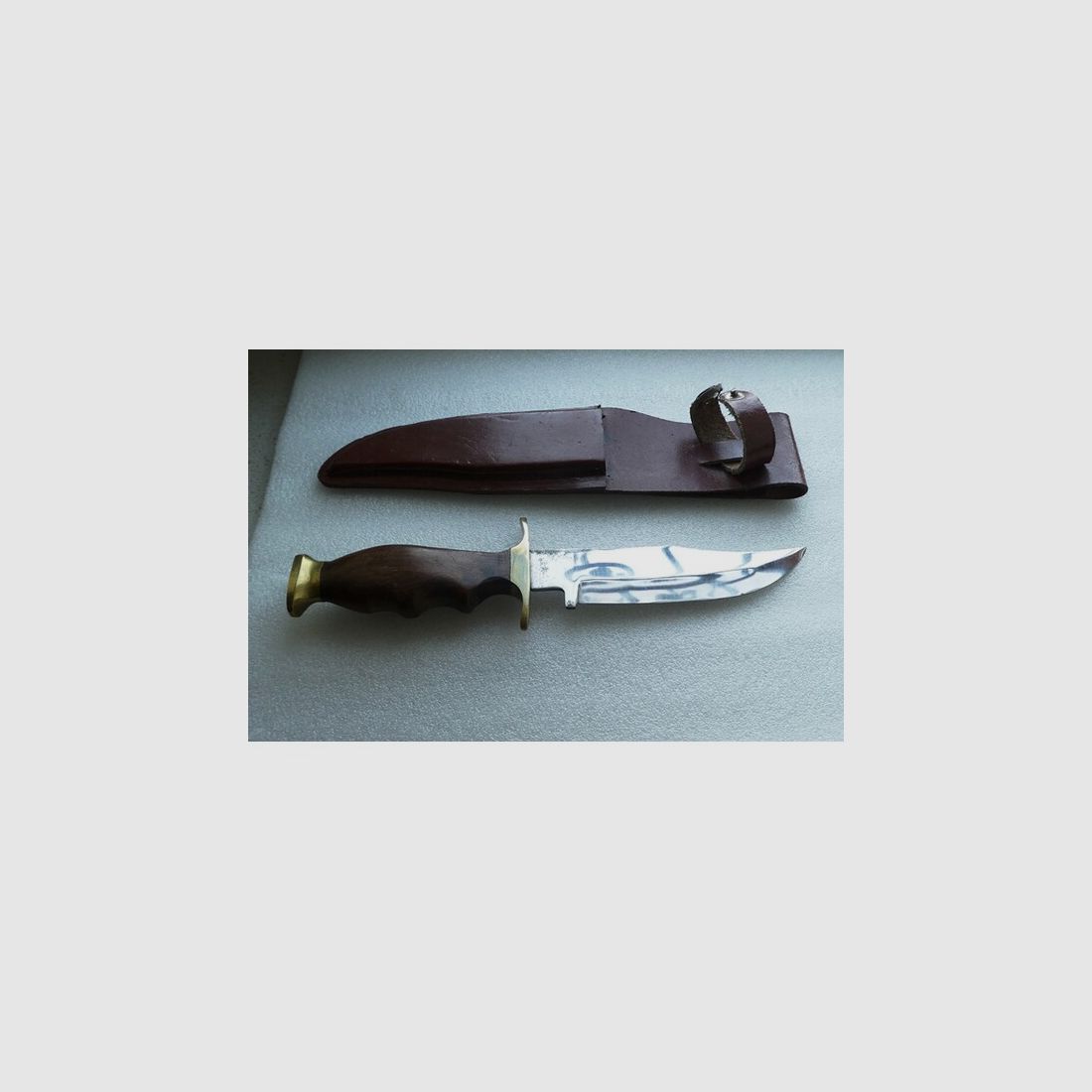 Jagd Fahrtenmesser Griffmulden aus Holz, Klingenschutz mit Lederscheide