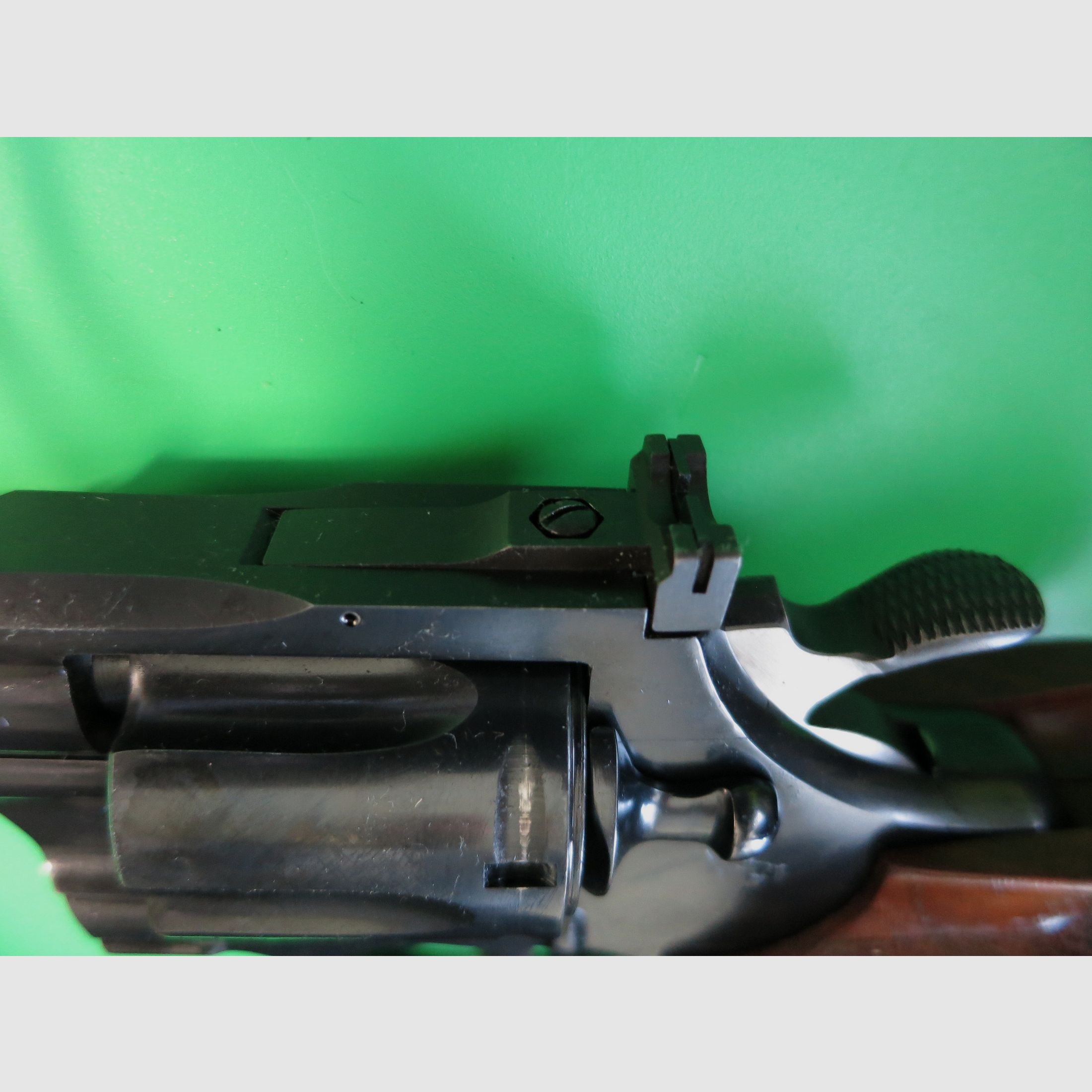 Revolver COLT Officer's Model Match, Vijfde uitgave van de serie in .22lr, Sportgreep #2