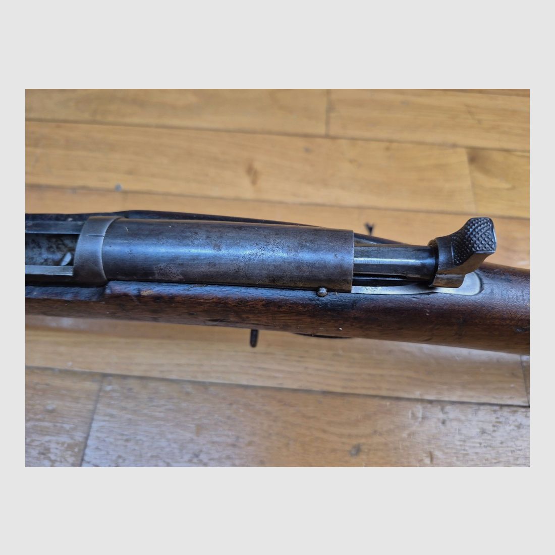 Unauffindbares russisches Regulierungsgewehr Berdan Nr. 1 Modell 1868 – Kal. 4,2 Linien – Sehr seltene Produktion Colt Hartford von 1869/70 – Nur 30.000 Waffen – Ausgangspunkt aller modernen russischen Waffen – Nussbaumholz TBE – Exzellente unberührte Mechanik – Schöne Brünierung und Marmorierung im Verschluss – Wunderschöner Lauf – Ausgezeichneter Allgemeinzustand – Eine der größten Raritäten der regulären Waffen des 19. Jahrhunderts – TBE++!, Bild 21 von 39