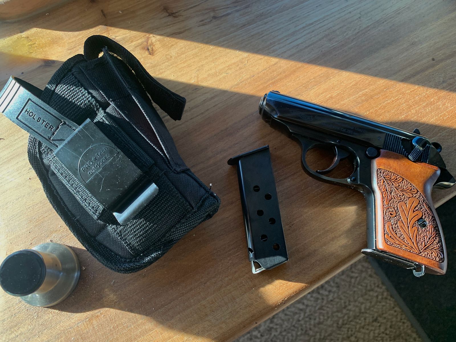 Walther PPK 7.65 con empuñadura de madera y motivos de caza