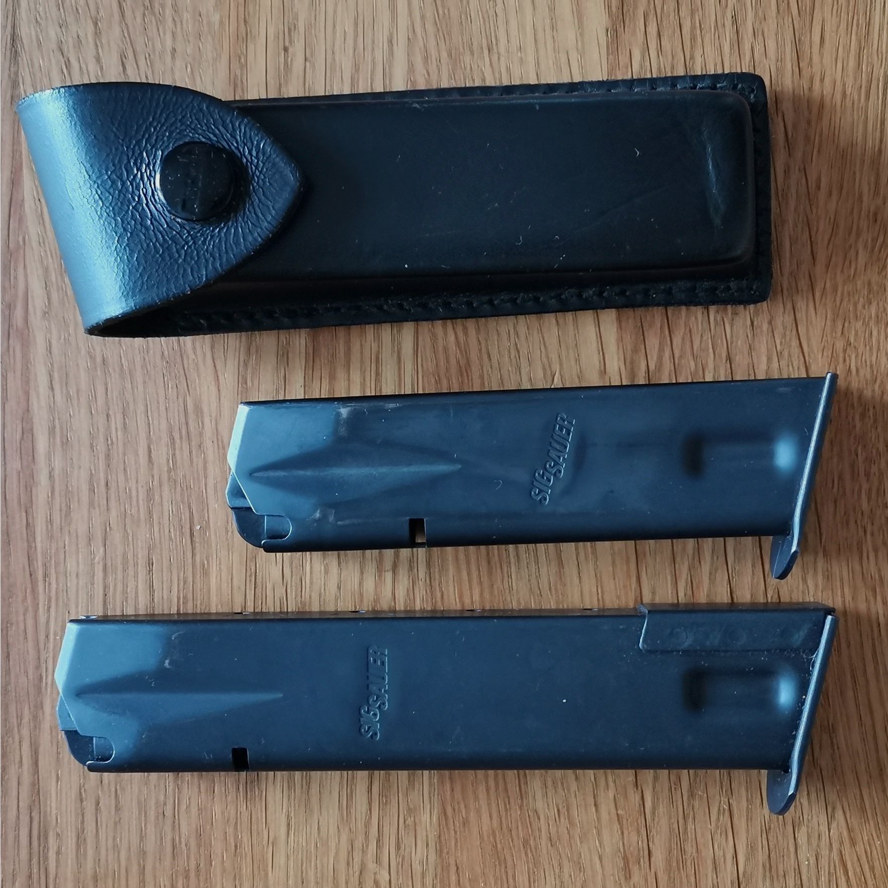 Magazine Sig Sauer, 9mm Para, 2 piezas, con 1x estuche de cuero AKAH