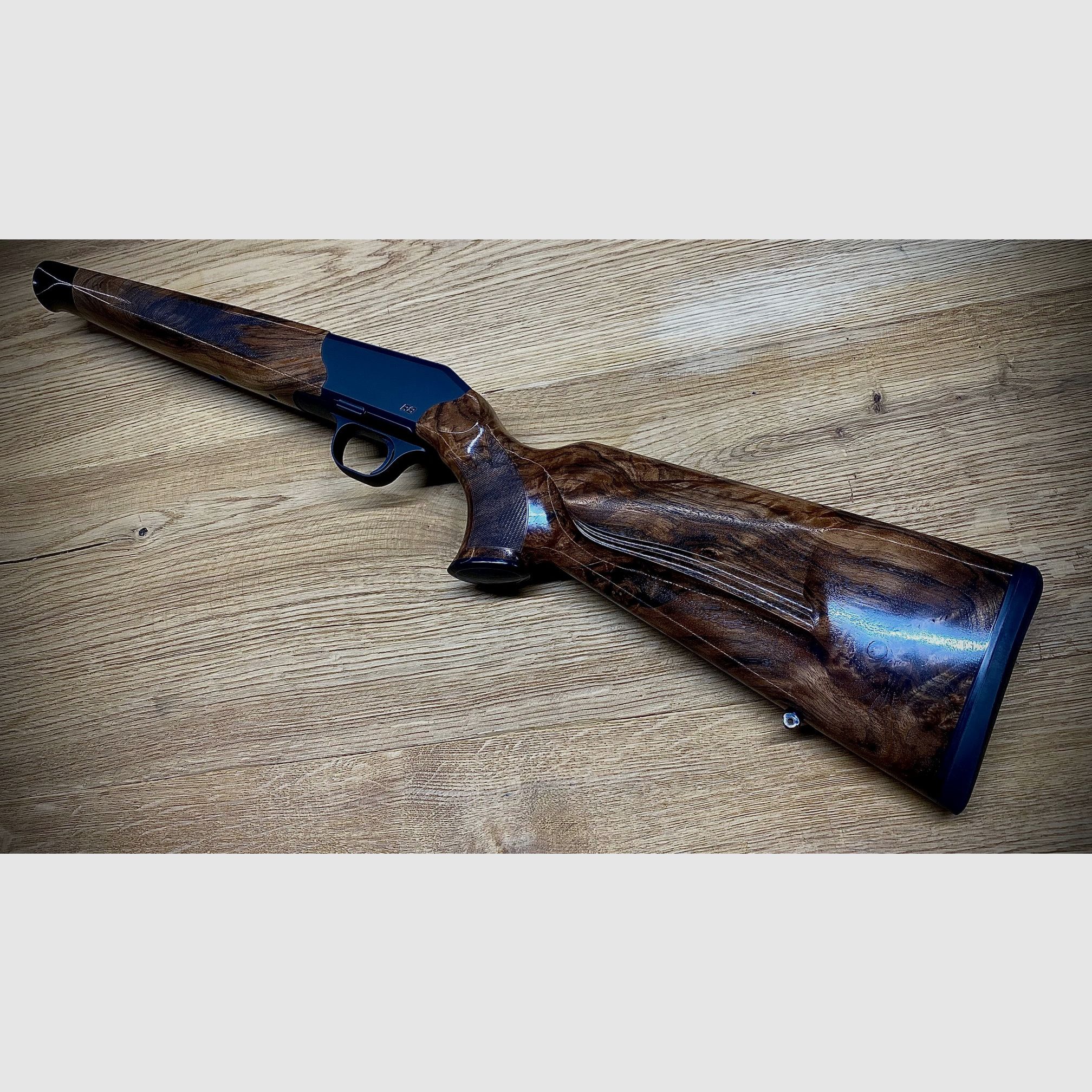 Blaser R8 Schaft / Holzklasse 7 / Bayrische Doppelfalzbacke / glänzendes Finish / Logo Schwarz