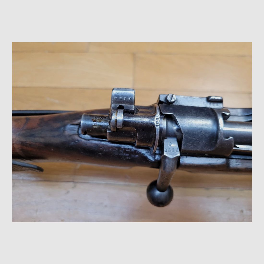 Sehr schöne K98 Gewehr aus der Frühzeit des III. Reichs – Rarissime Zuweisung Kriegsmarine Ostsee – Herstellung S/42 Mauser von 1938 – fast monomatrikulär – Wunderschöne Stempel und gut lesbare Punzen – Einwandfreie Mechanik – Sehr guter Lauf – Originaler Riemen – Sehr schöne, seltene Waffe in TTBE, Bild 18 von 37