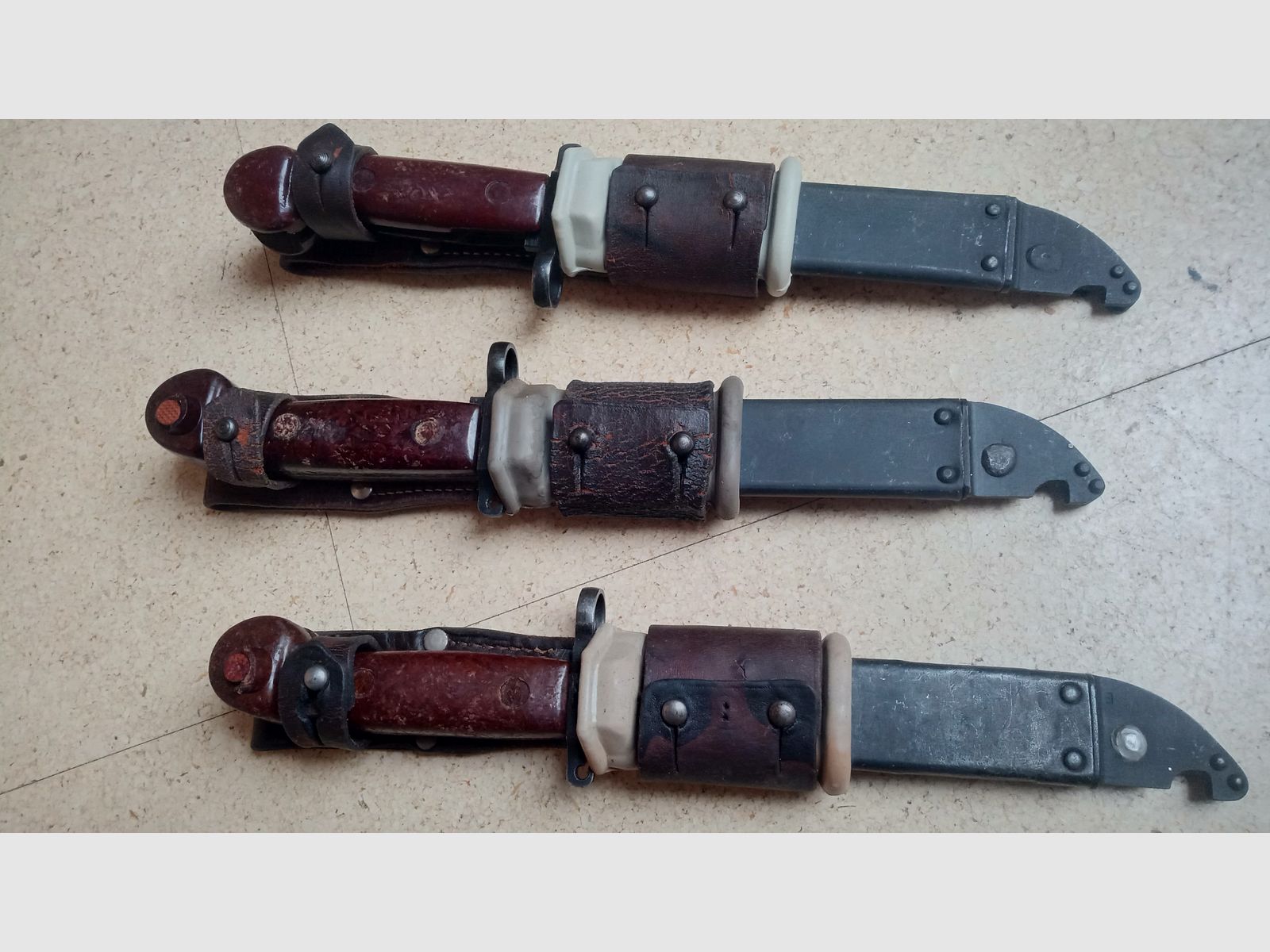 3 Rumänische 6h3 (6x3) AK Bajonette komplett inkl. Gummi Isolator und Leder Frosch  // AKM Bakelit Vintage