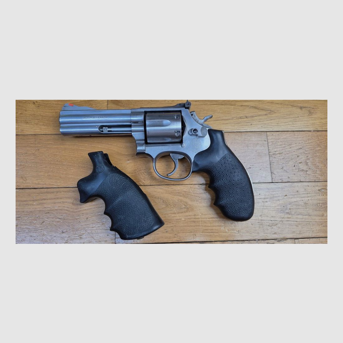 Très bon revolver Smith & Wesson – Modèle 686-4 – Calibre 357Magnum / 38 Spécial – Six coups – 2 jeux de plaquettes – Très bonne mécanique – canon 5 pouces miroir avec de belles rayures – Arme d&rsquo;occasion en BE+, image 16 sur 19
