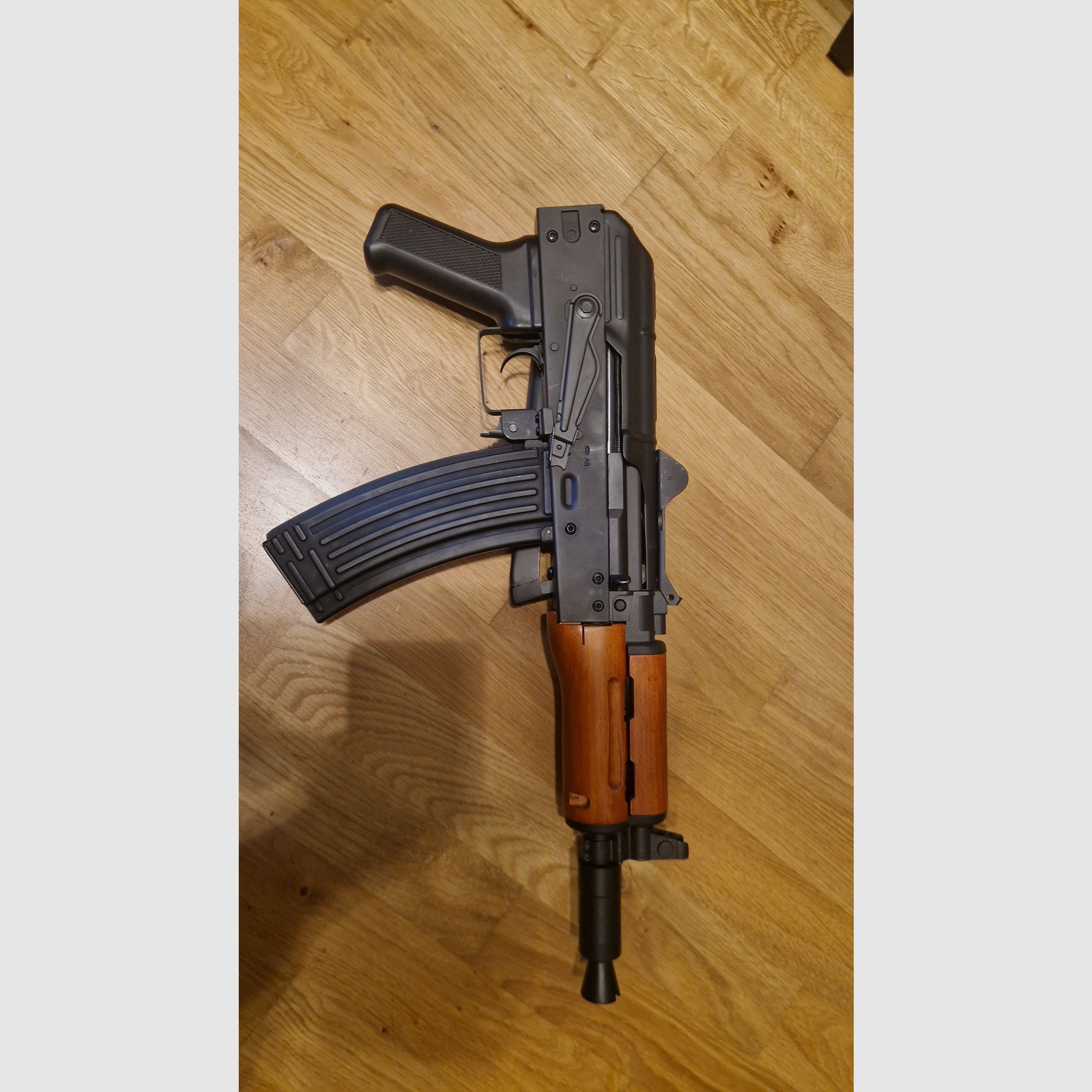 APS AKS-74U Vollmetall Echtholz BlowBack S-AEG 6mm BB schwarz
