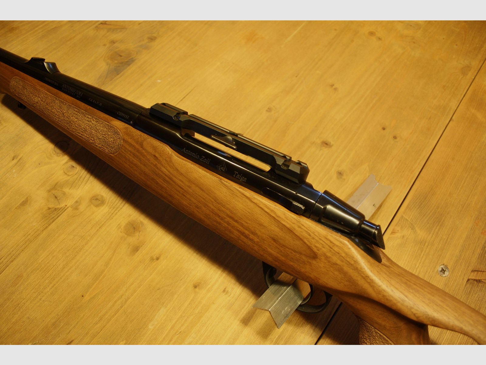 Repetierowa broń Zoli AZ1900 Taiga 8x57IS ręczny zamek z orzechowym uchwytem