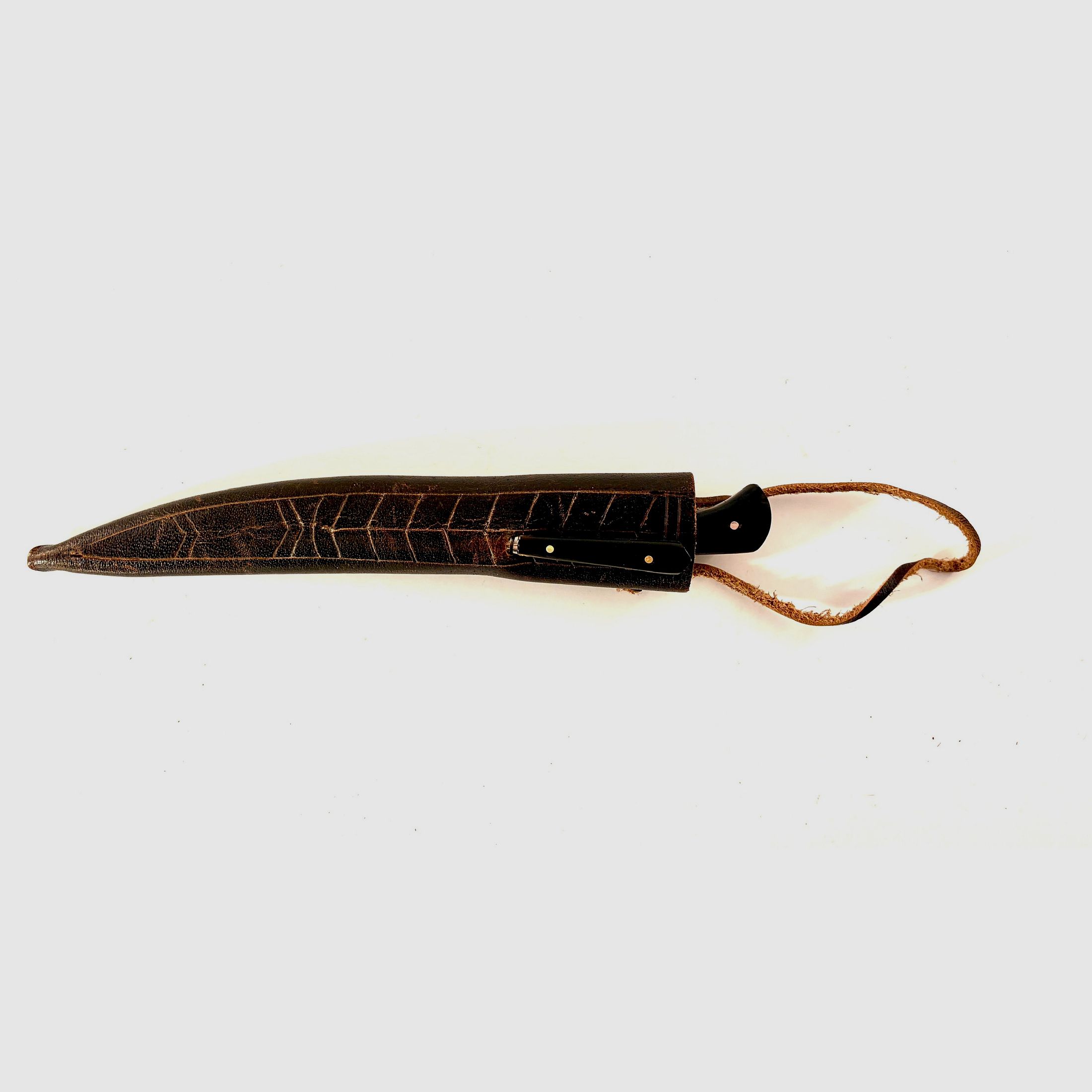 Set de armas y cubiertos medievales – espada de una mano, cubiertos y cuchillo vikingo