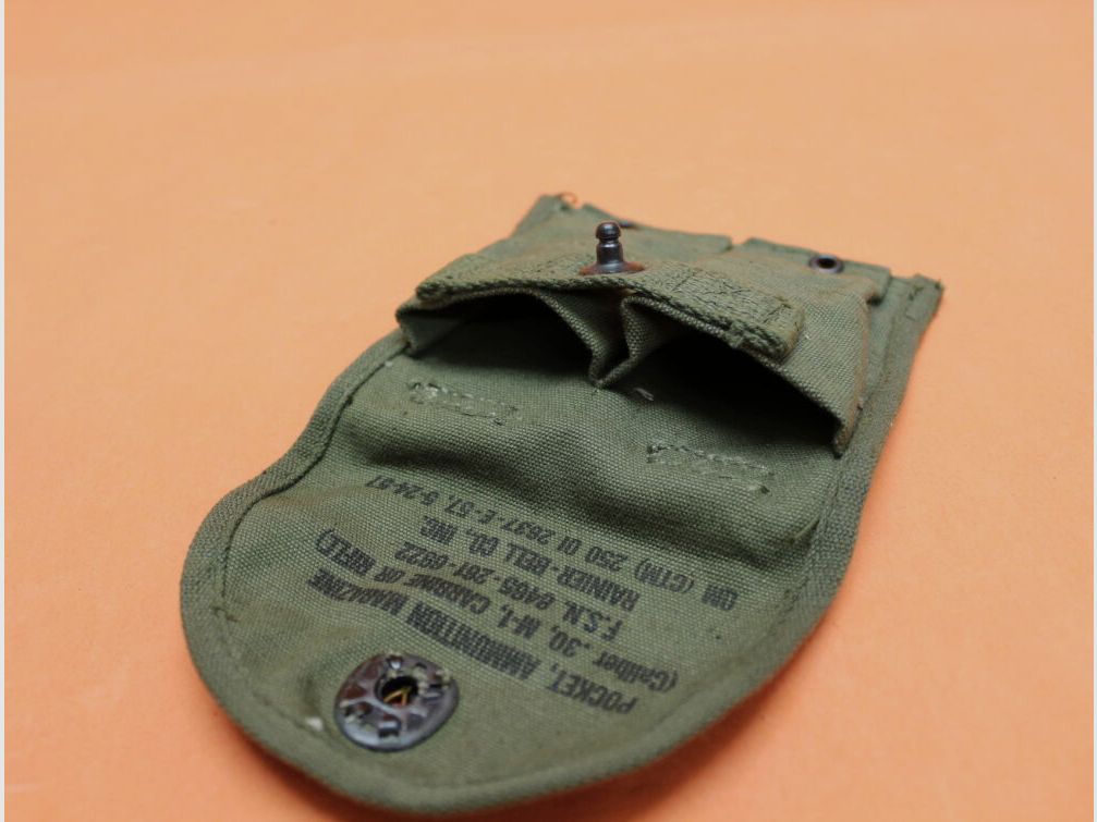 USGI SURPLUS U.S.Carbine .30 M1: Magazintasje USGI 2x15-schots, Webbing Olijf, Gestempeld: "US" en "POCKET, AMMUNITION MAGAZINE (Kaliber .30, M-1, CARBINE OF GEWEER)