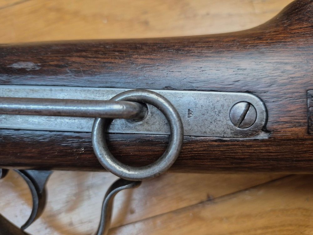 Mythologische und sehr seltene Spencer M1865 Repetierbüchse (nicht 1860!) – Kal. .56-50 – Waffe der US-Kavallerie, der Indianer und des Krieges von 1870! – Seltene Spencer-Fertigung in Boston – Sehr schönes Holz und Markierungen – Perfekte Mechanik – Makelloser Lauf – Sammlerwaffe und Teil der großen Geschichte in TBE ++!, Bild 6 von 43