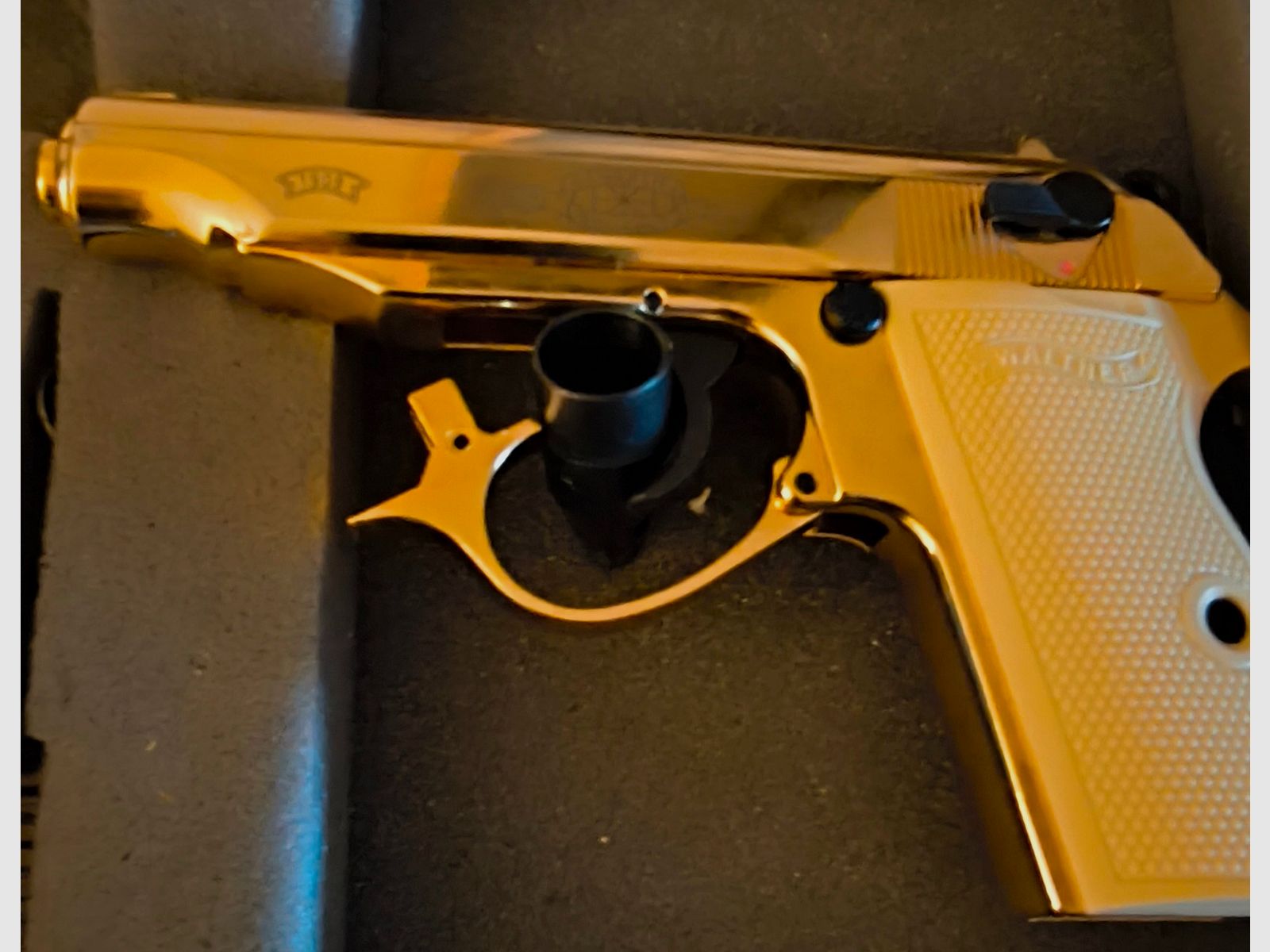 ¡Precio negociable! ⚠️ Atención fans de James Bond - ¡Rara auténtica! - Pieza de vitrina y sin disparar!!! Edición especial limitada GoldenEye de los años 90 - Walther PP dorado con empuñaduras blancas y certificado, así como cinta VHS, además de un cargador adicional con fondo plano, PTB No. 620, absolutamente como nuevo, ópticamente y funcionalmente en un estado impecable y sin disparar!! ⚠️ ¡Gastos de envío gratis!!