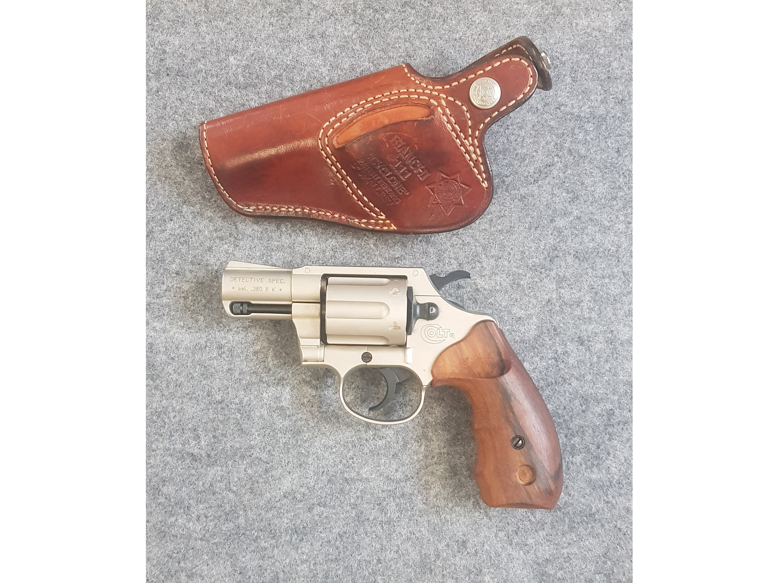 Neuwertiger SRS Revolver Colt Detective Spec.  Nickel im Cal. .380 RK 9mm RK Holster Bianchi 111 Cyclone