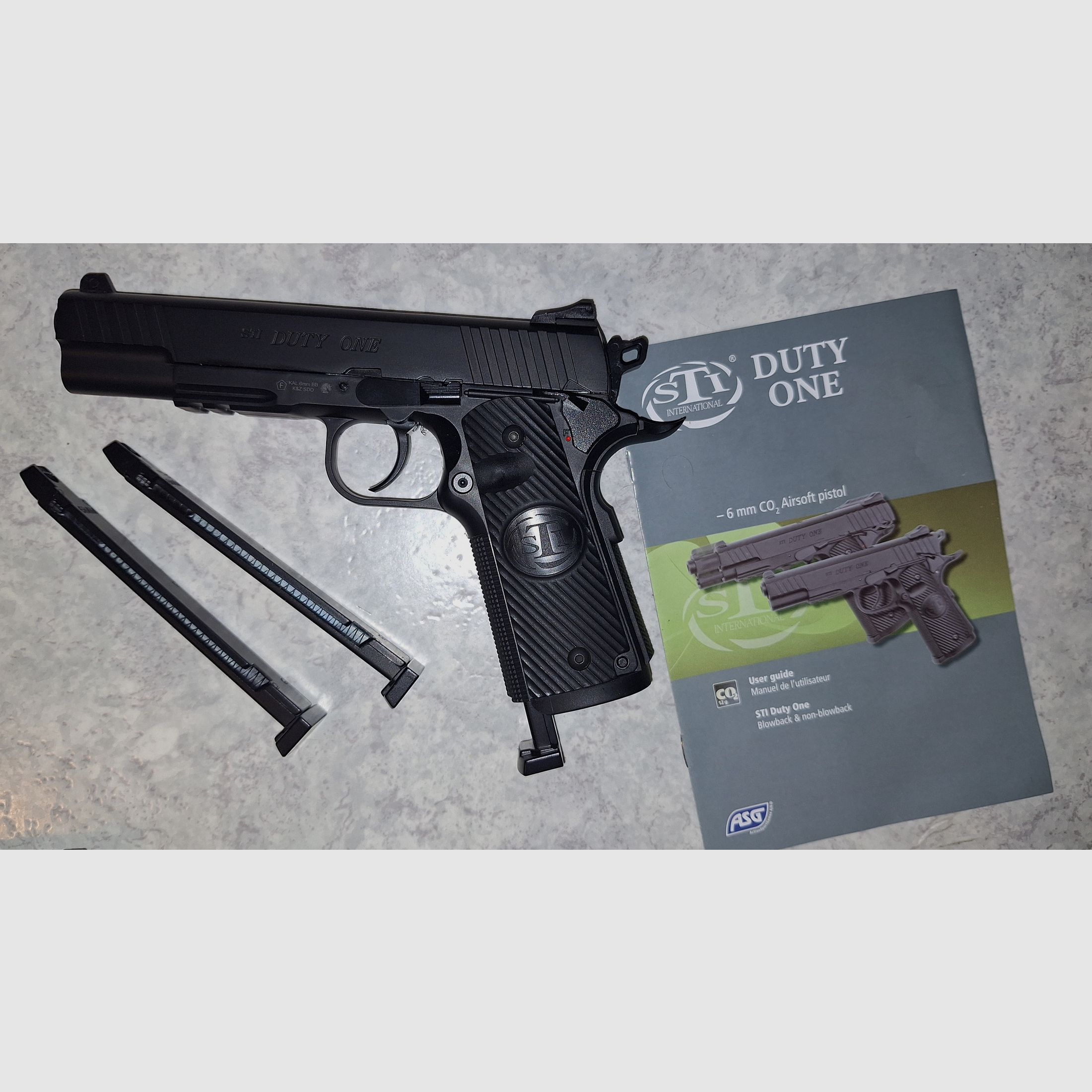 4x pistole airsoft NBB z walizką