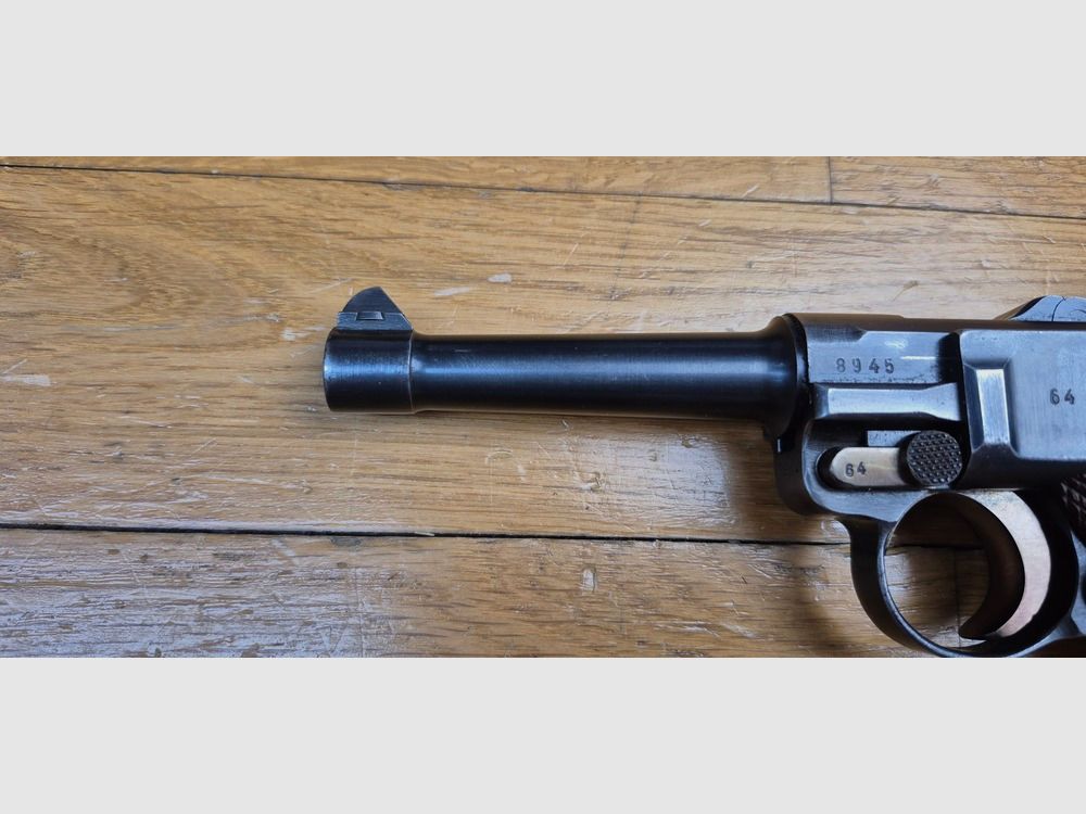 Sehr schöner und atypischer Luger P08 – Herstellung Mauser Code 42 mit „Mauser Banner“ – Waffe „bi-matrikuliert“ – Auf Basis einer seltenen Mauser-Waffe von 1942 – Mechanik mehr als ausgezeichnet – Ästhetik superb – Lauf ausgezeichnet – Superbe Luger zum Schießen für eine hervorragende Gelegenheit! TBE++, Bild 7 von 25