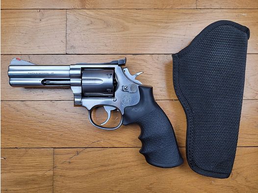 Beau Swith & Wesson 686-3 – en 38SP & 357Mag – 4 Pouces – 6 coups – Finition Inox Années 80- Poignée Monogrip HOGUE – TBE+