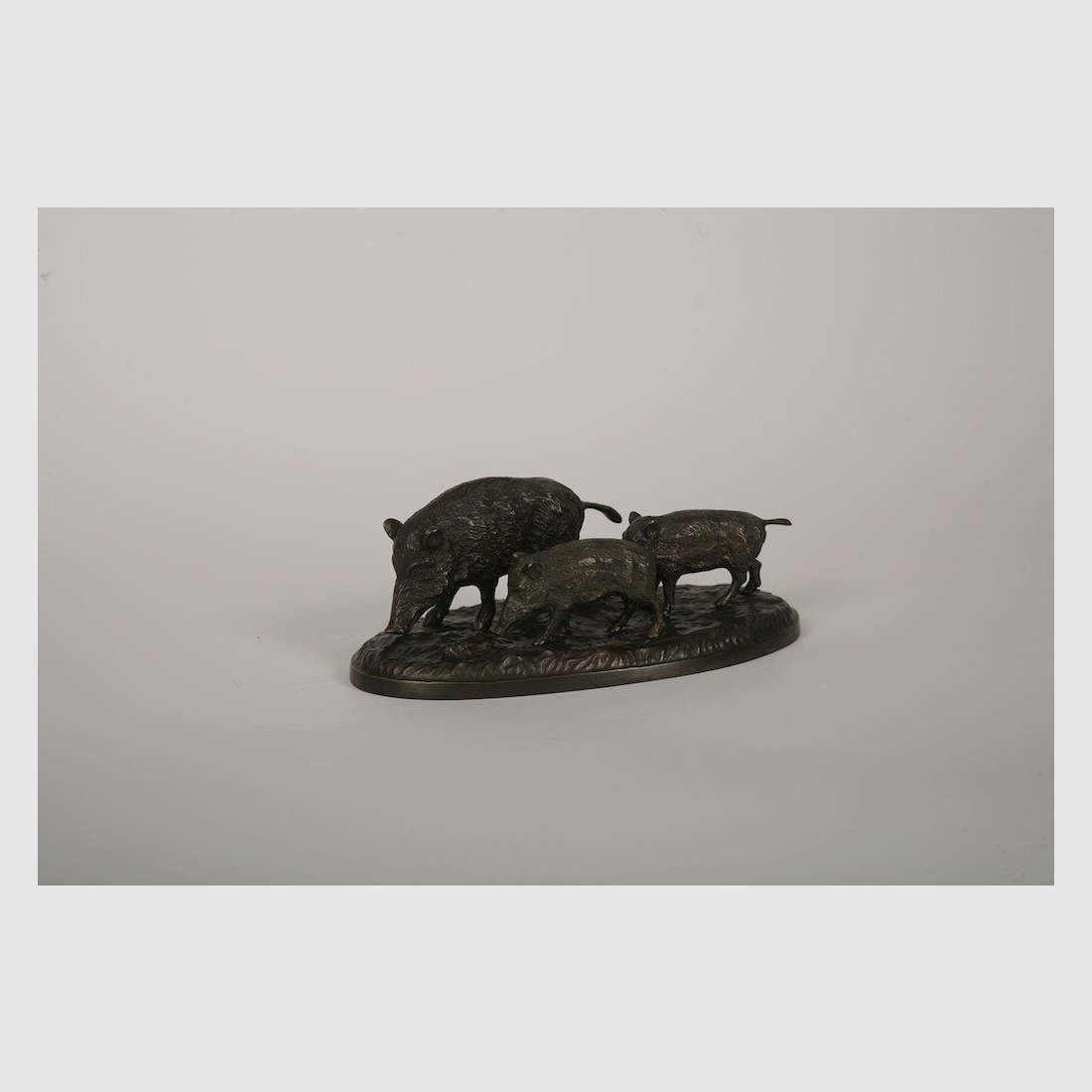 Statue en bronze Lovergreen motif de la laie avec deux marcassins