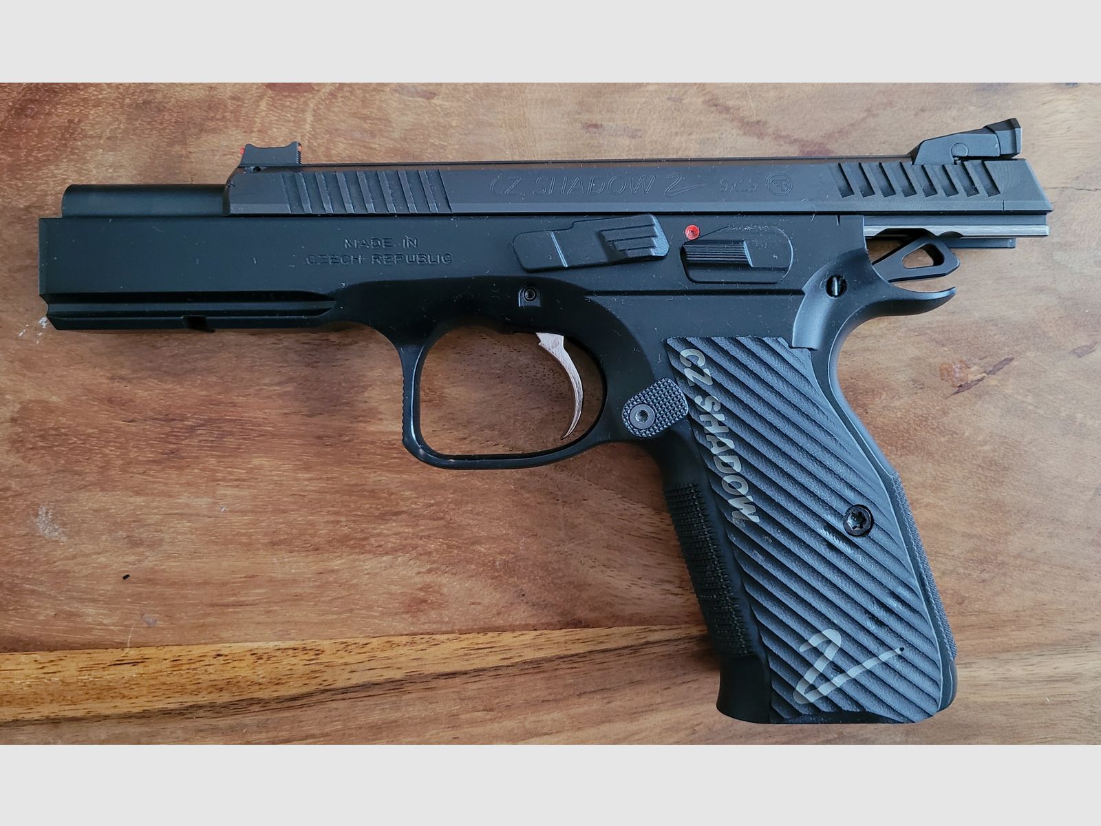 CZ Shadow 2 mit 4 Magazinen + LokGrip Griffschalen in OVP