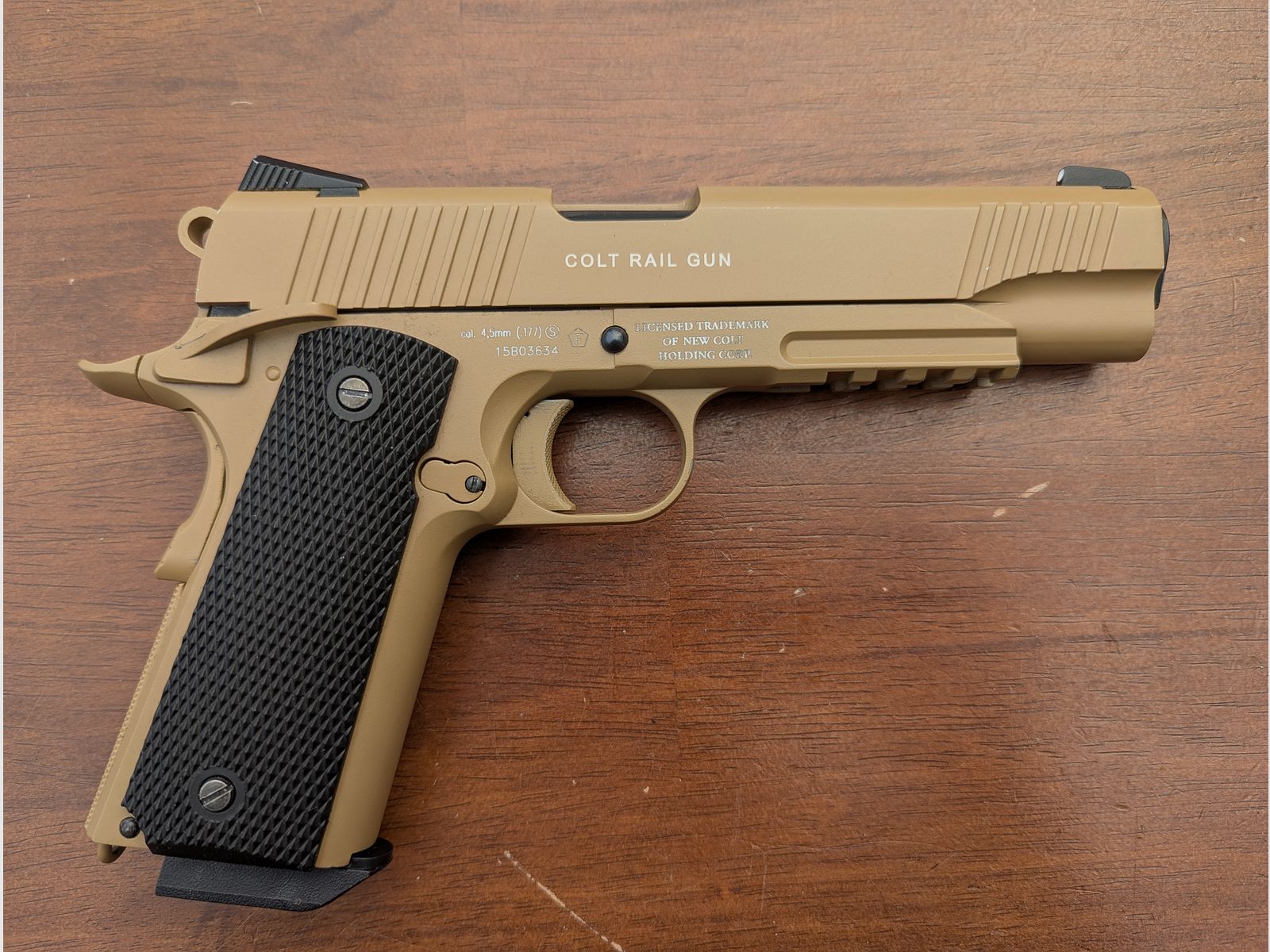 Colt M45 CQBP / 4,5mm BB/ Tan Beige / Luftpistole CO2 mit Zubehör 