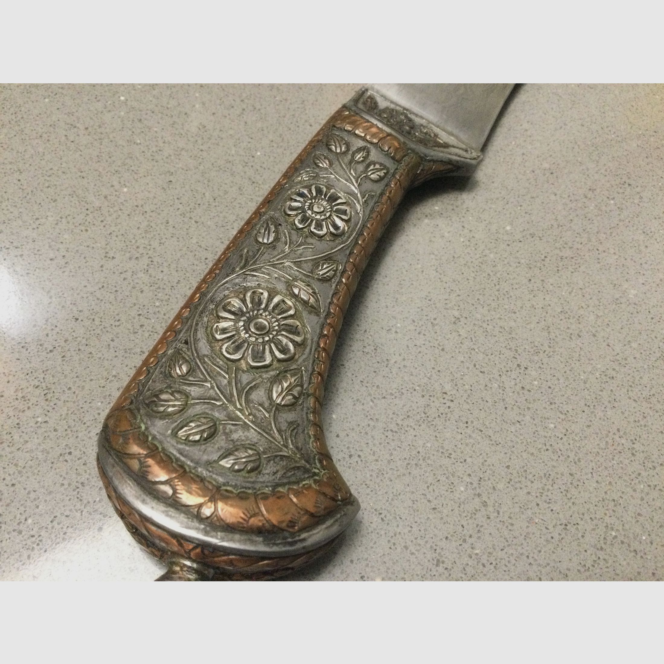 Hermoso cuchillo antiguo, daga, antigüedad, hoja de Damasco